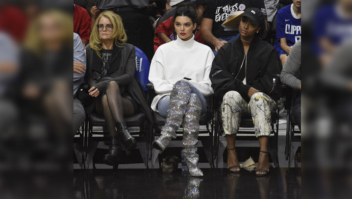 kendall-jenner-mengenakan-disco-boots_20171107_162252.jpg
