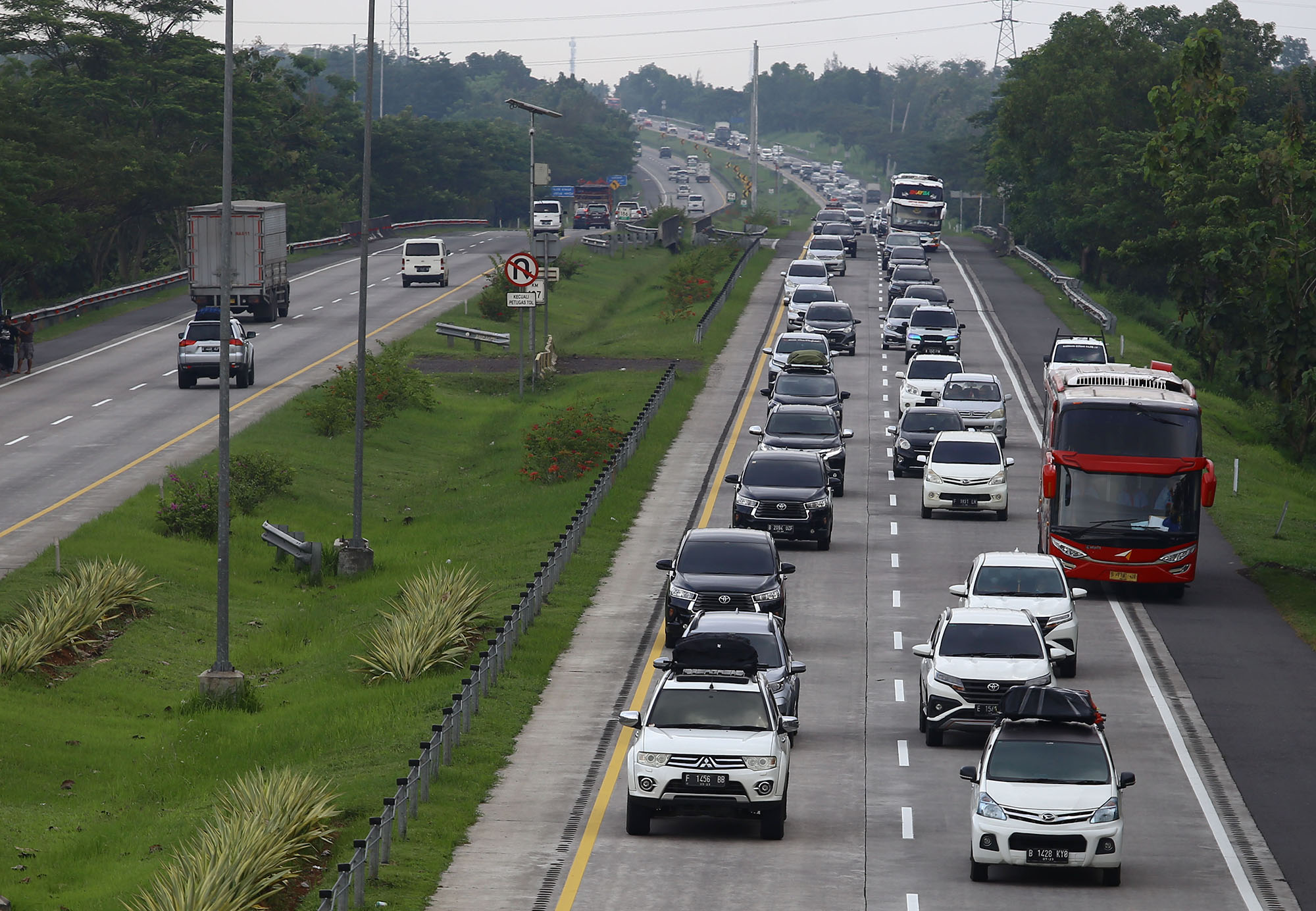 kendaraan-mulai-memadati-tol-palimanan_20220427_152631.jpg