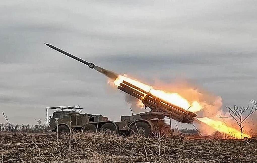 kendaraan-peluncur-roket-grad-rusia-sedang-beraksi-di-wilayah-donbass.jpg