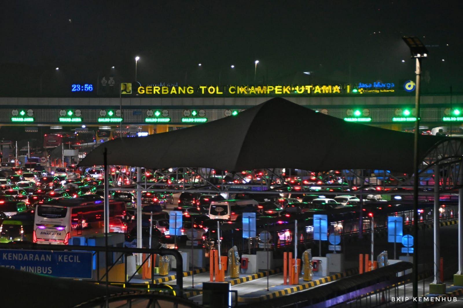 kendaraan-pemudik-di-gerbang-tol-cikampek-utama.jpg