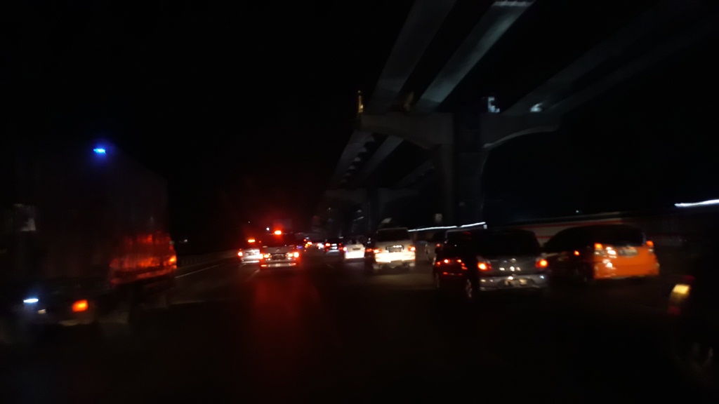 kepadatan-arus-lalu-lintas-terjadi-di-ruas-tol-cikampek-selasa-1262018_20180612_230702.jpg