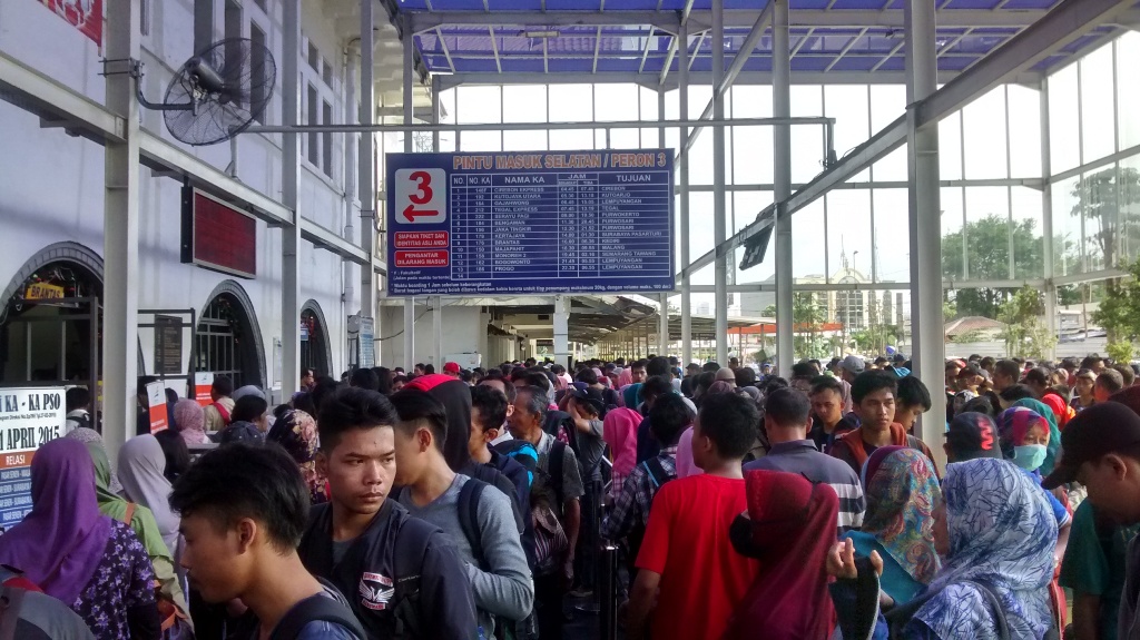 kepadatan-di-stasiun-pasar-senen_20151224_164528.jpg