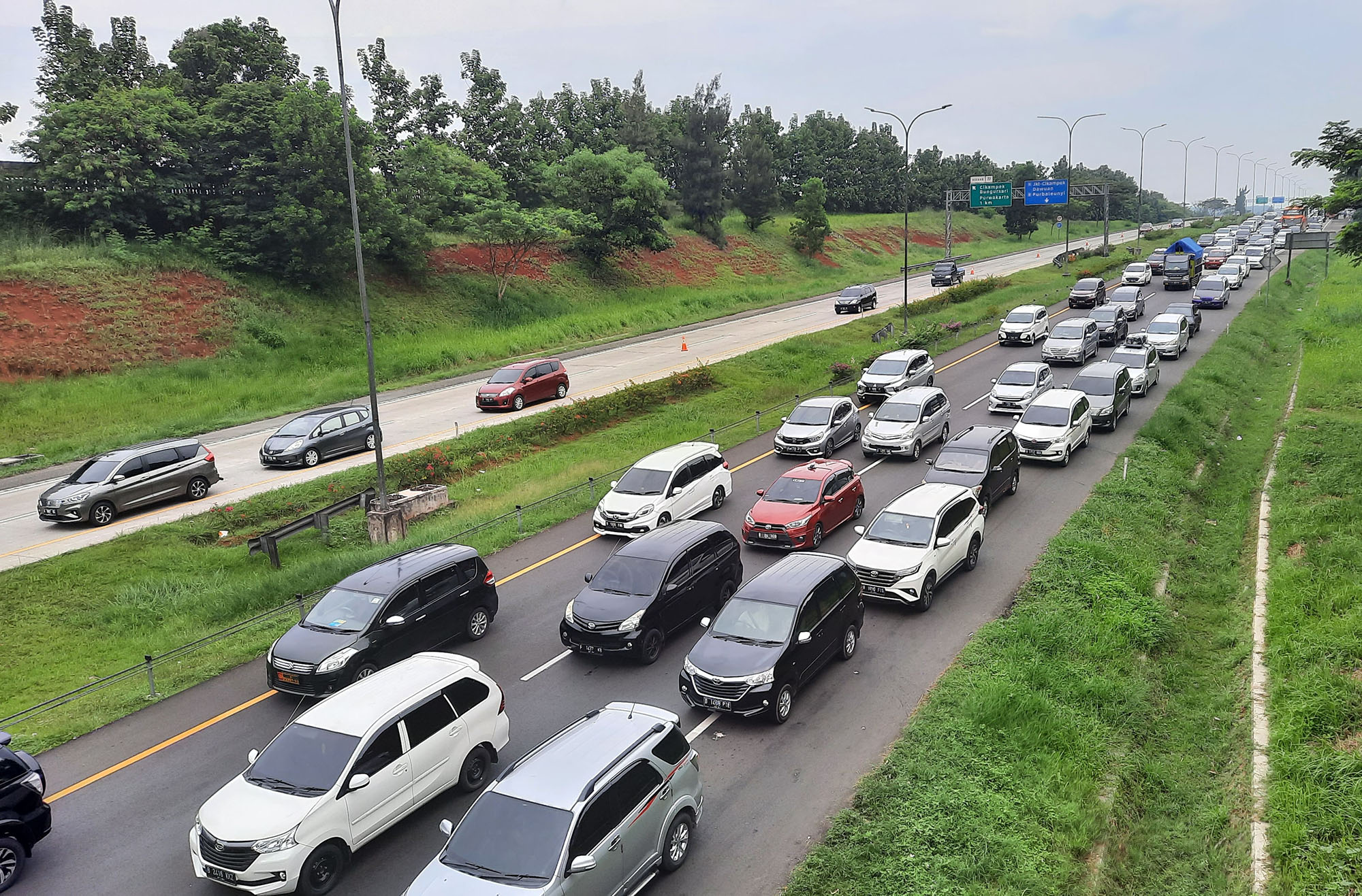 kepadatan-di-tol-cikopo-palimanan-h-2-lebaran_20220430_212807.jpg