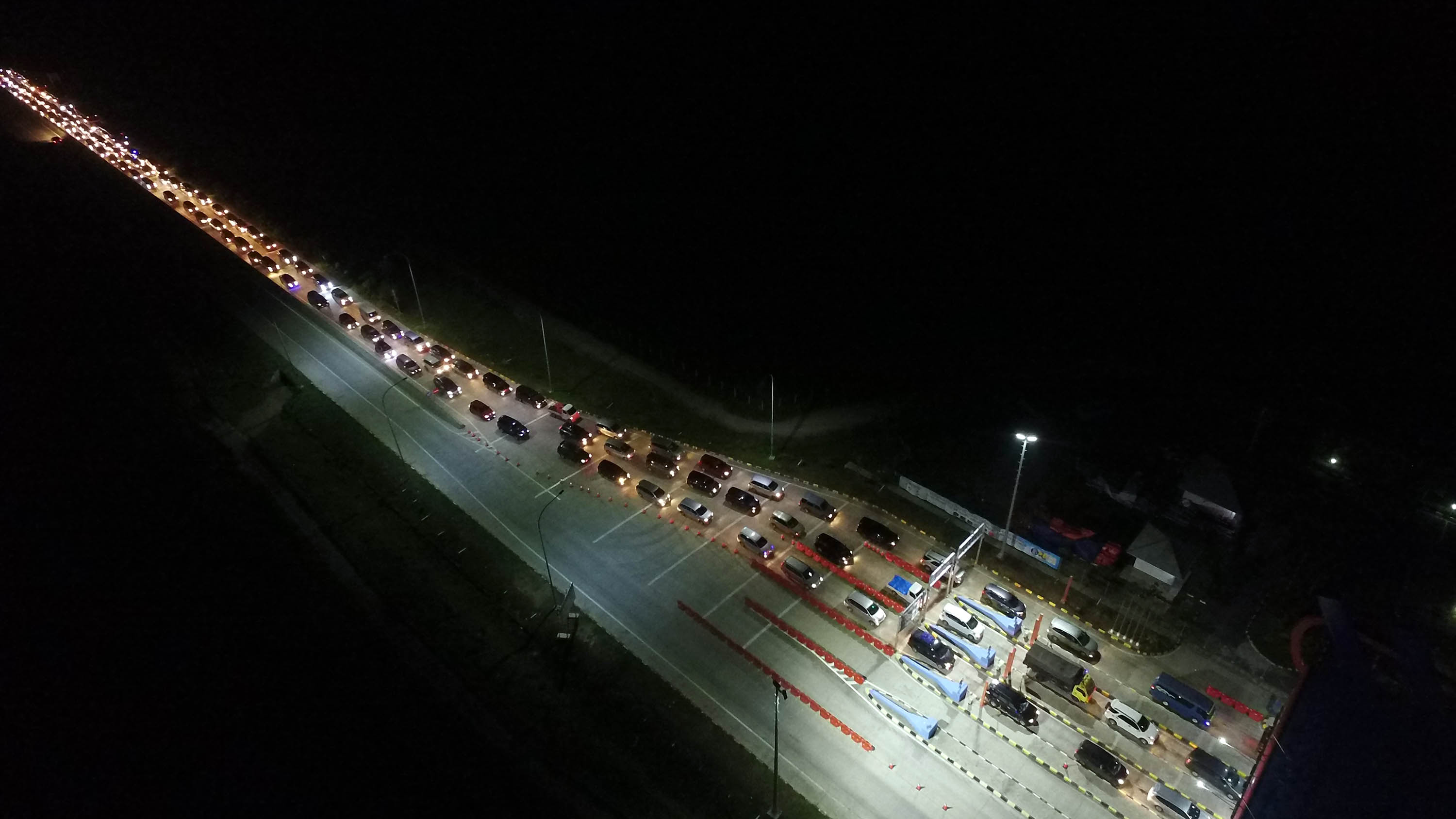 kepadatan-gerbang-tol-brebes-barat_20171224_221003.jpg