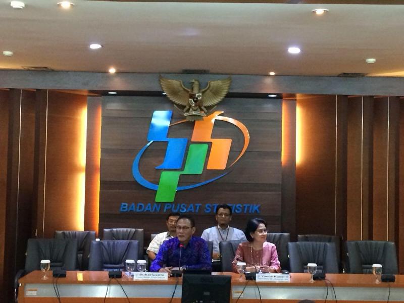 kepala-bps-suhariyanto-saat-paparan-defisit-neraca-perdagangan-di-kantor-pusat-bps_20180815_150332.jpg