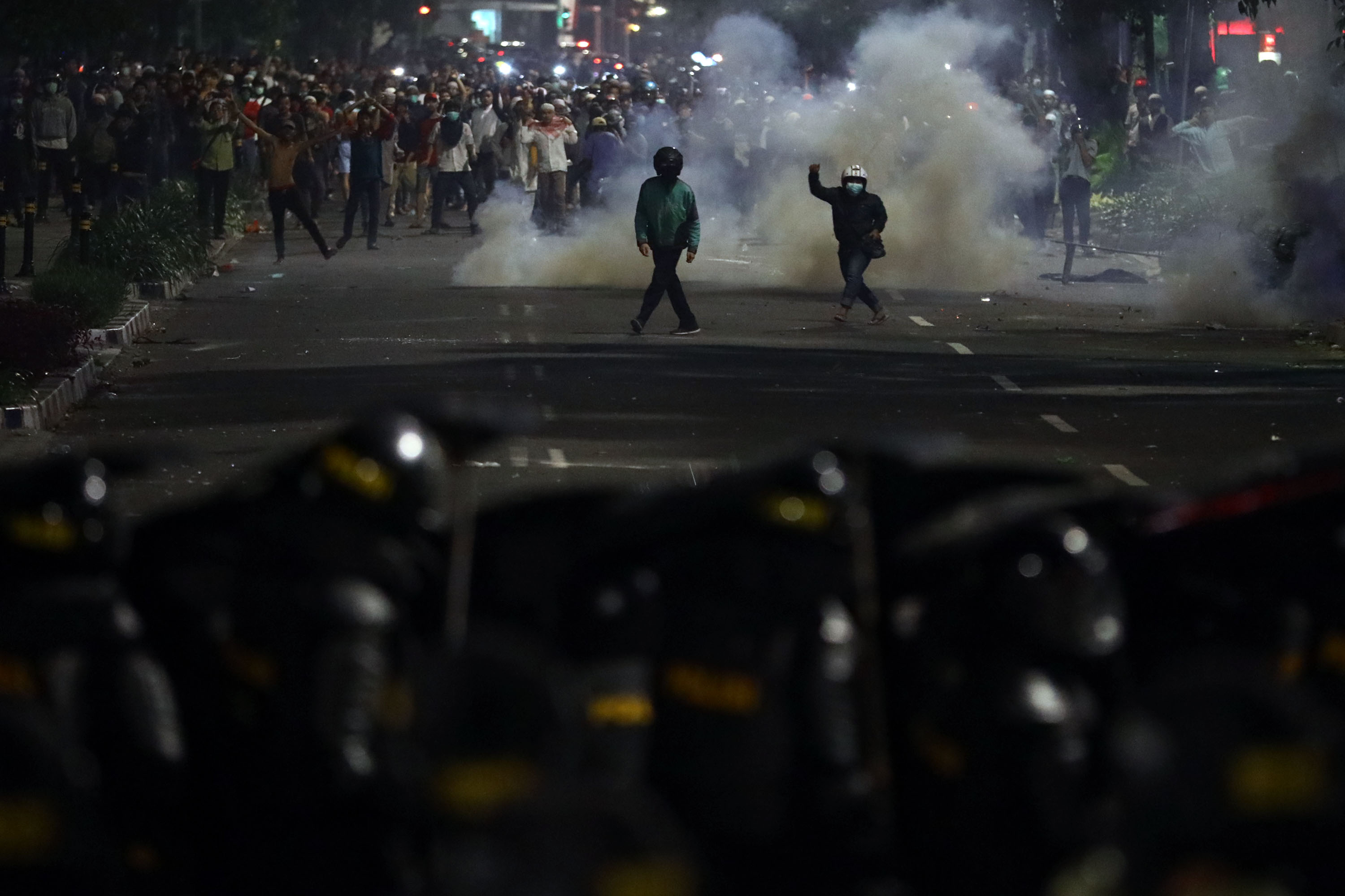 kepolisian-pukul-mundur-massa-pendemo_20190522_060133.jpg