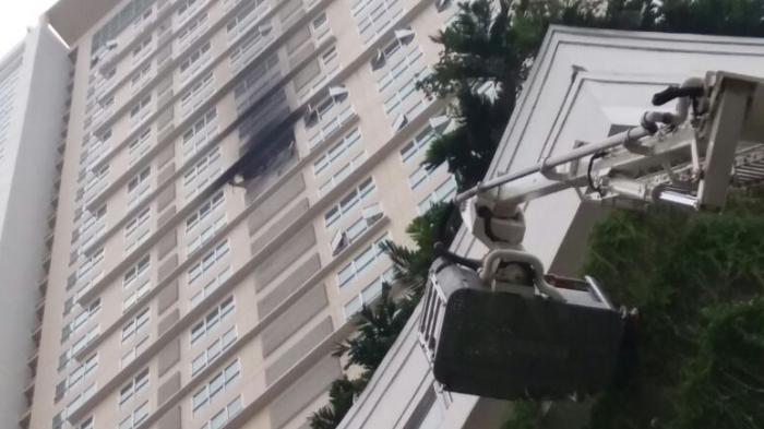 kepulan-asap-hitam-membumbung-tinggi-di-lantai-25-apartemen-gandaria-city_20160411_105039.jpg