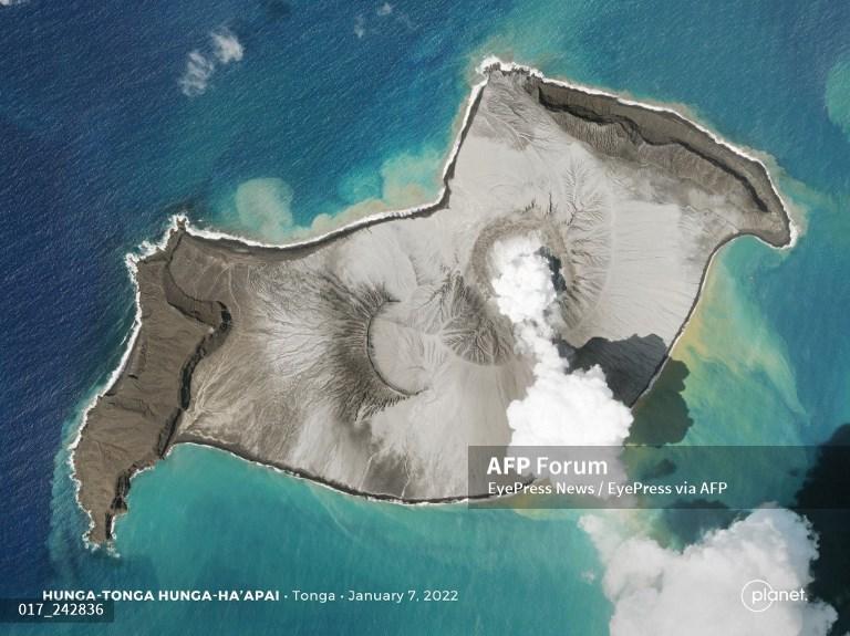 kepulan-asap-membubung-dari-gunung-berapi-bawah-laut-hunga-tonga-hunga-haapai.jpg