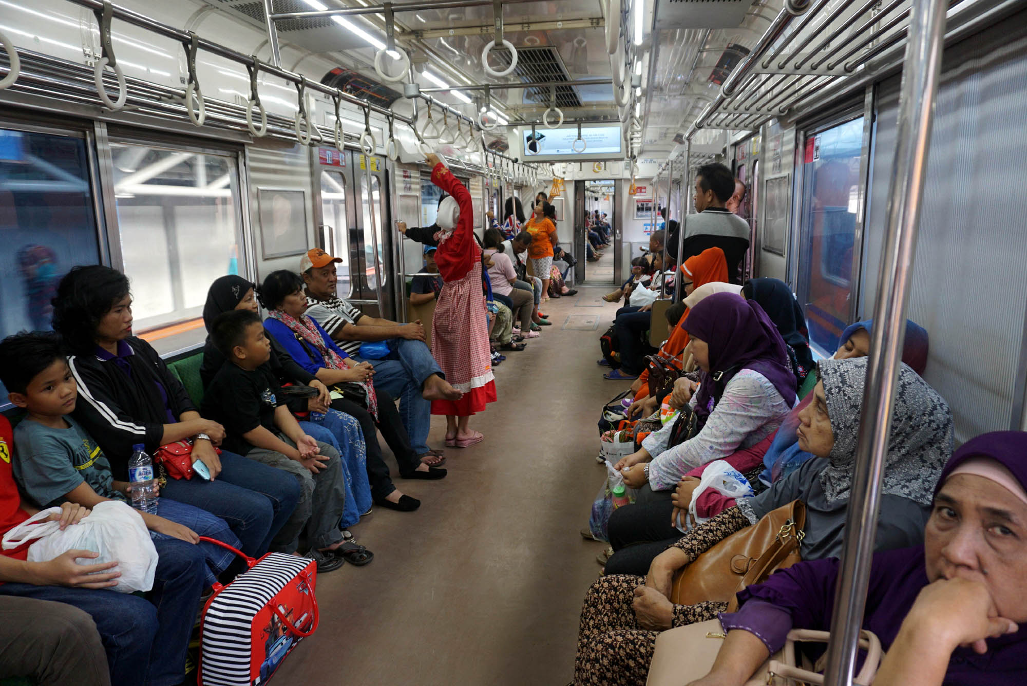 kereta-commuterline-beroperasi-normal-selama-libur-lebaran_20160709_064505.jpg