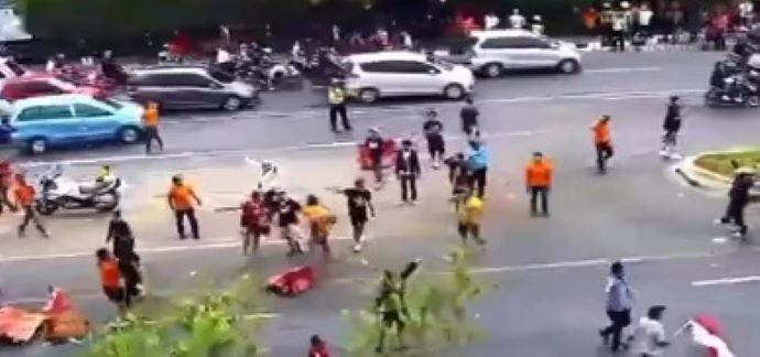 keributan-pasca-laga-persija-vs-persib-di-bekas.jpg