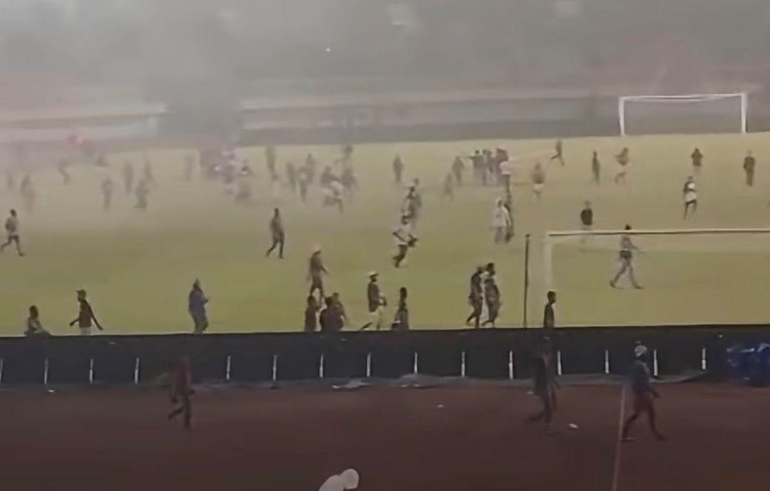 Stadion Lukas Enembe Ricuh usai Persipura Gagal Lolos Liga 1: Penonton Pingsan, Polisi Kena Lemparan