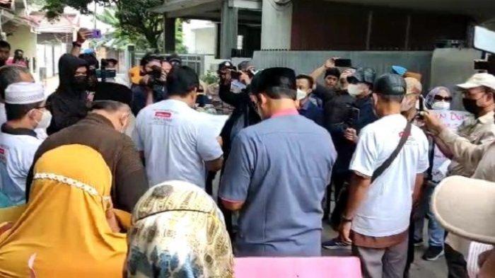 kerumunan-orang-di-depan-rumah-yusuf-mansur-new.jpg