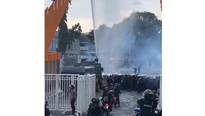 kerusuhan-antara-aparat-keamanan-dan-suporter-pecah-di-stadion-jatidiri.jpg