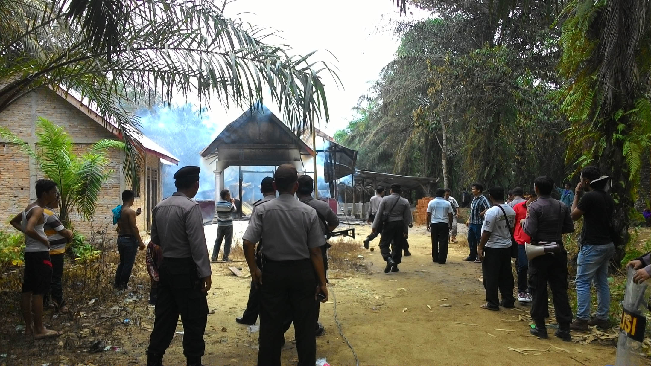 kerusuhan-meletus-di-aceh-singkil_20151013_153611.jpg