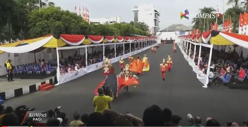 keseruan-jember-fashion-carnaval-pikat-wisatawan_20160827_154224.jpg