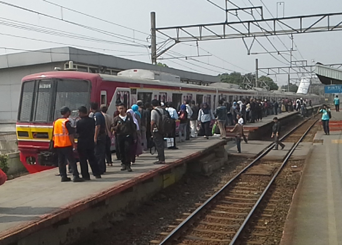 kesibukan-di-stasiun-cilebut_20150916_094810.jpg