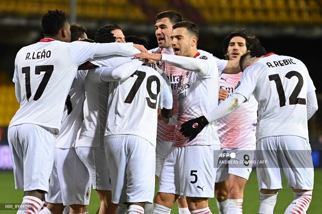 kessie-dan-pemain-ac-milan-lainnya-saat-laga-melawan-benevento.jpg