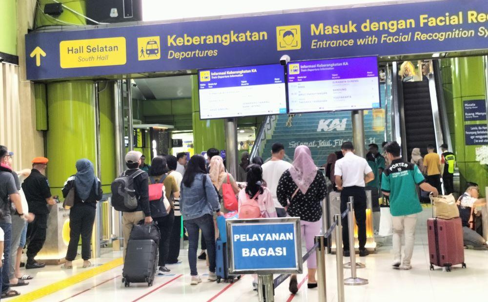 keterangan-foto-suasana-pemudik-yang-berangkat-dari-stasiun-gambir.jpg