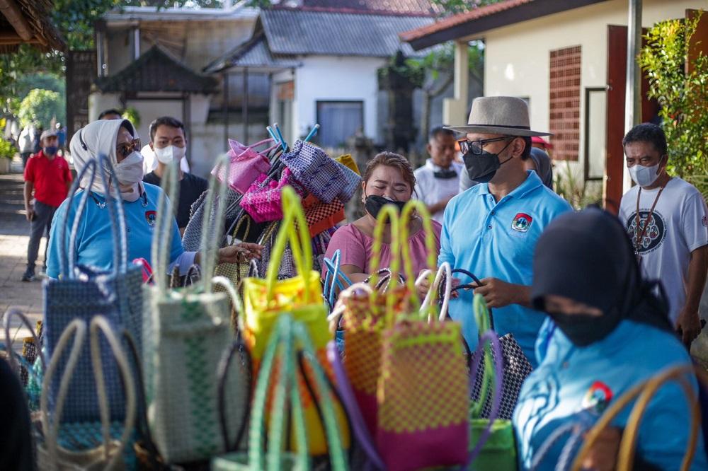 ketua-apeksi-bima-arya-berbelanja-souvenir-di-umkm1.jpg