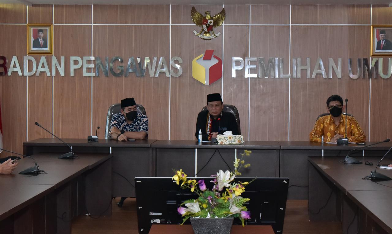 ketua-bawaslu-ri-abhan-tengah.jpg