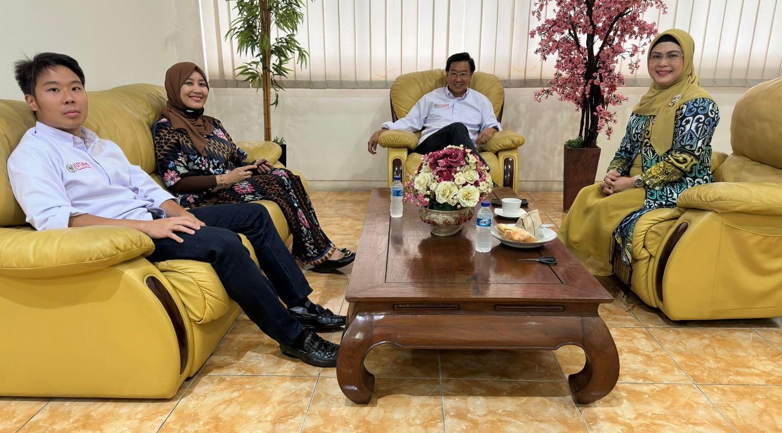 ketua-dewan-pembina-yayasan-uta-45-rudyono-darsono-dan-putri-maruf-amin-siti-nur-azizah.jpg