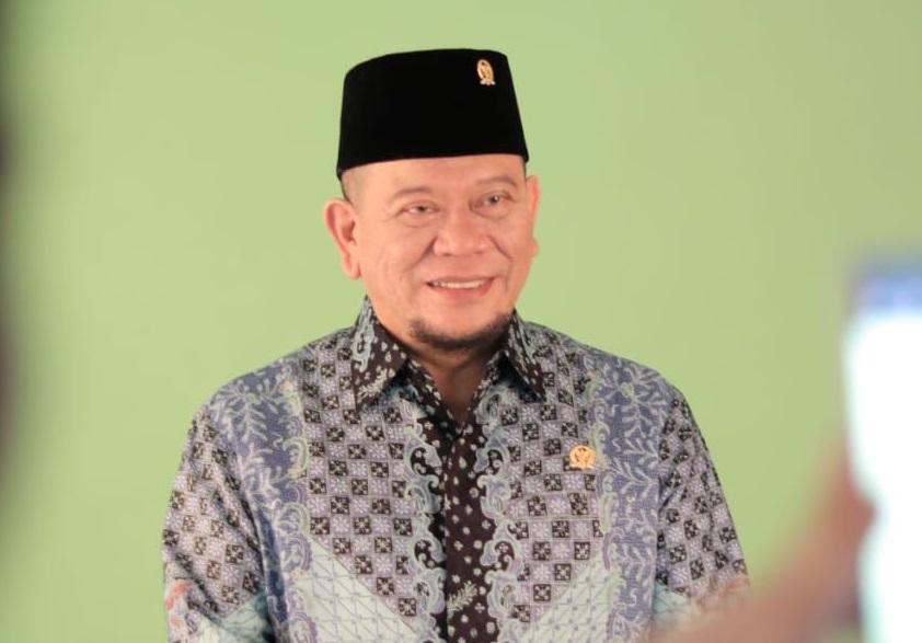 ketua-dpd-ri-aa-lanyalla-mahmud-mattalitti-mengenakan-baju-muslim.jpg