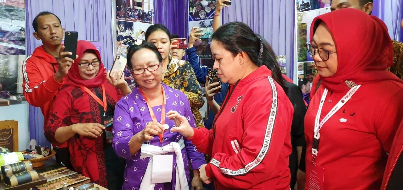 ketua-dpp-pdip-bidang-politik-dan-keamanan-puan-maharani-saat-mengicipi-produ.jpg