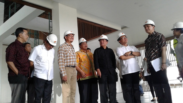ketua-dpr-ri-ade-komarudin-di-bandara-blimbingsari_20161009_152117.jpg