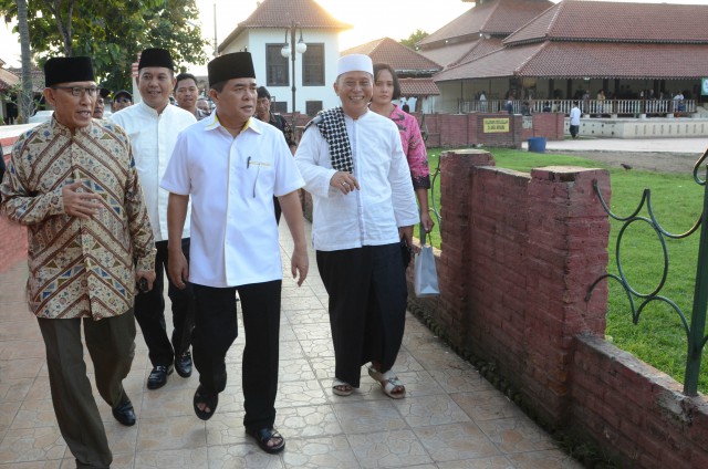 ketua-dpr-ri-kunjungi-makam-sultan-maulana-hasanuddin-banten_20160614_095018.jpg