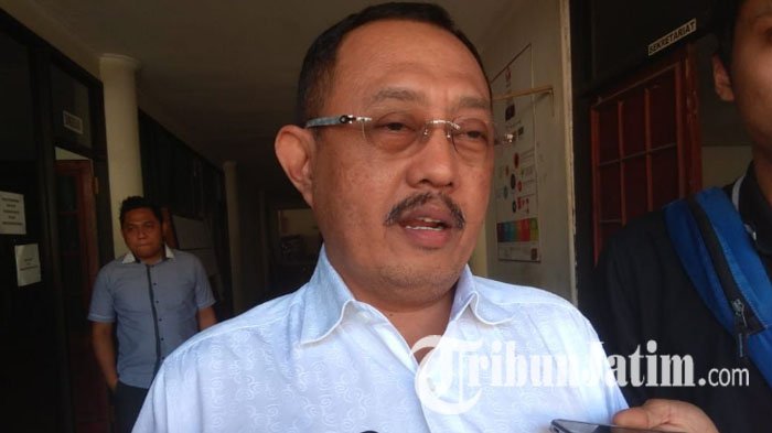 ketua-dprd-kota-surabaya-armuji_20180604_170714.jpg