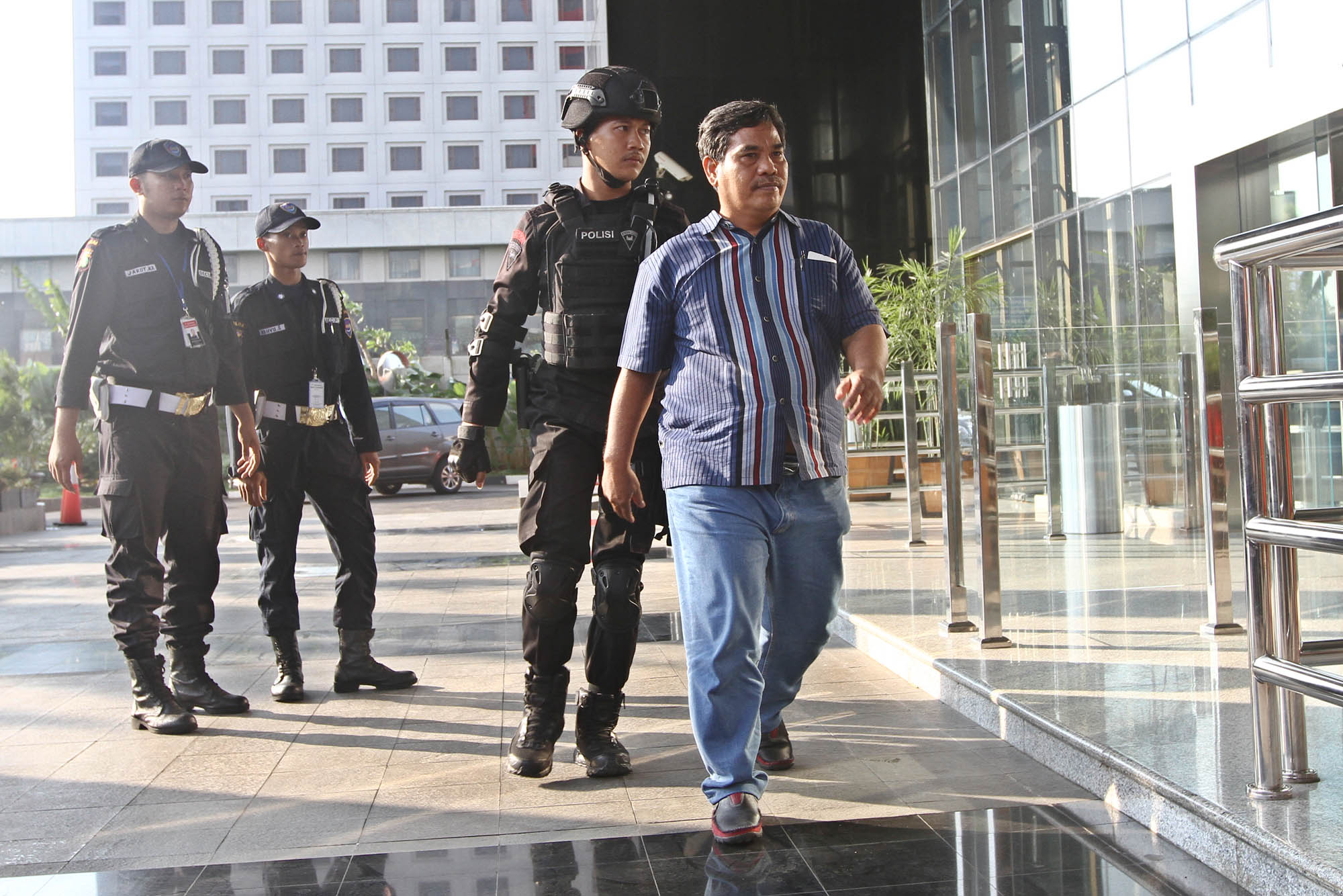 ketua-dprd-mojokerto-digaruk-kpk_20170617_174358.jpg