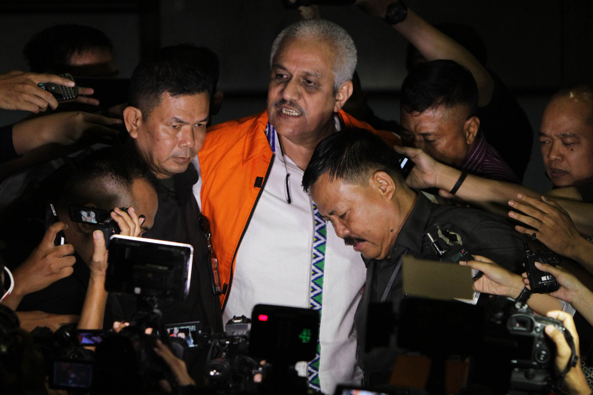 ketua-dprd-sumut-ajib-shah-ditahan-kpk_20151110_221007.jpg