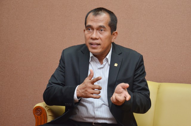 ketua-komisi-i-dpr-ri-abdul-kharis-almasyhari_20170519_114013.jpg