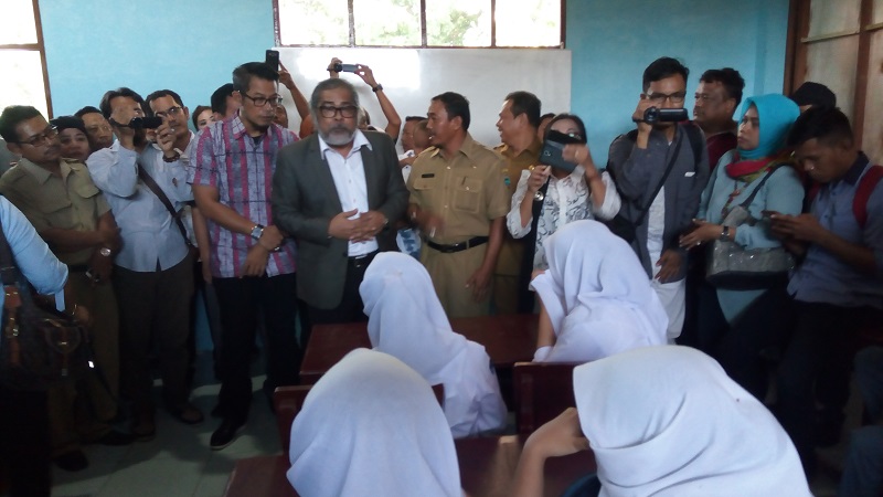 ketua-komnas-pa-indonesia-arist-merdeka-sirait_20171017_122428.jpg