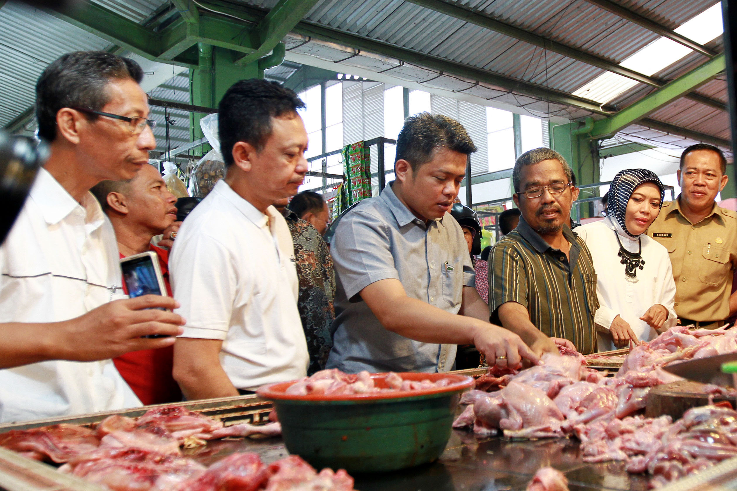 ketua-kppu-tinjau-industri-peternak-ayam_20160222_172207.jpg
