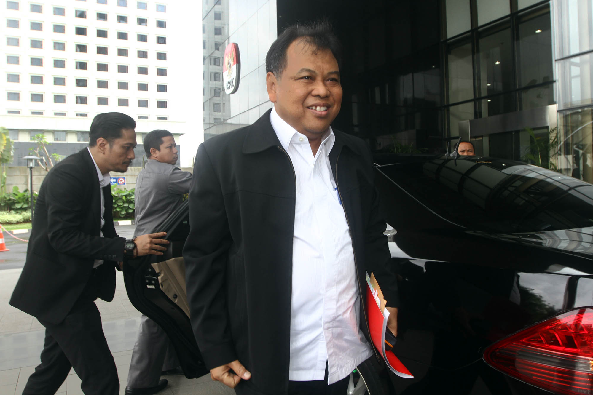 ketua-mk-bersama-hakim-mk-diperiksa-kpk_20170216_145011.jpg