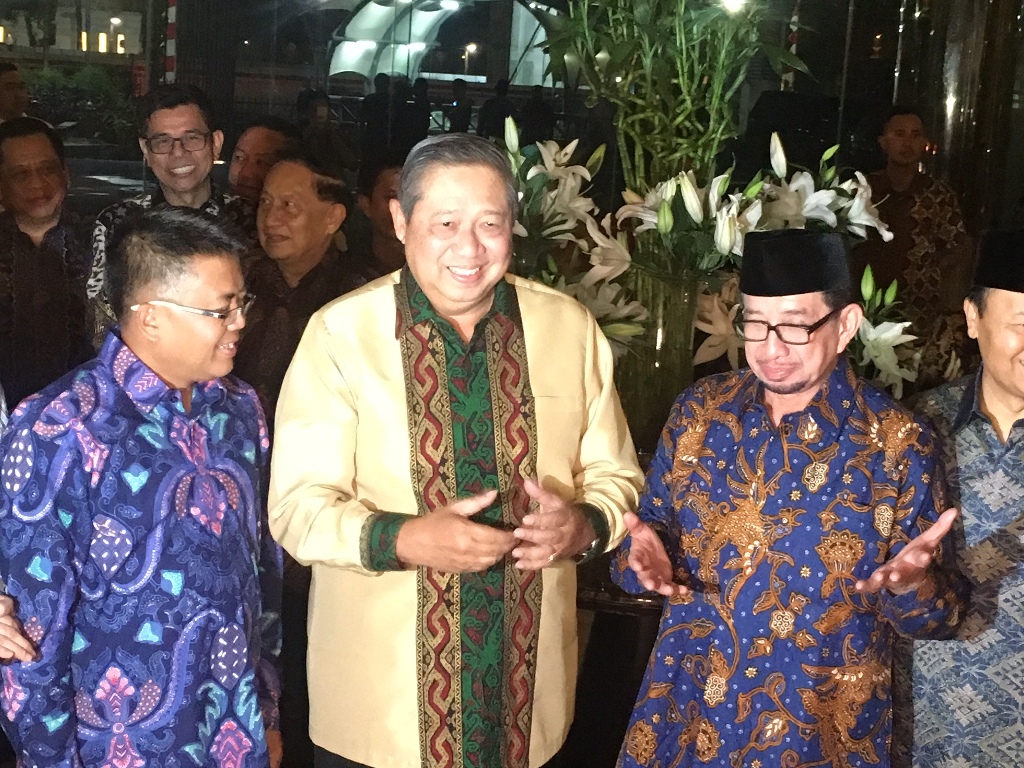 ketua-umum-partai-demokrat-sby-diapit-presiden-pks-sohibul-iman_20180730_203946.jpg