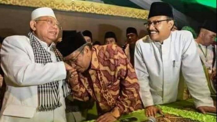 ketua-umum-pbnu-said-aqil-siradj-mencium-tangan-ketua-rois-am-nu-kh-maruf-amin_20170202_181337.jpg