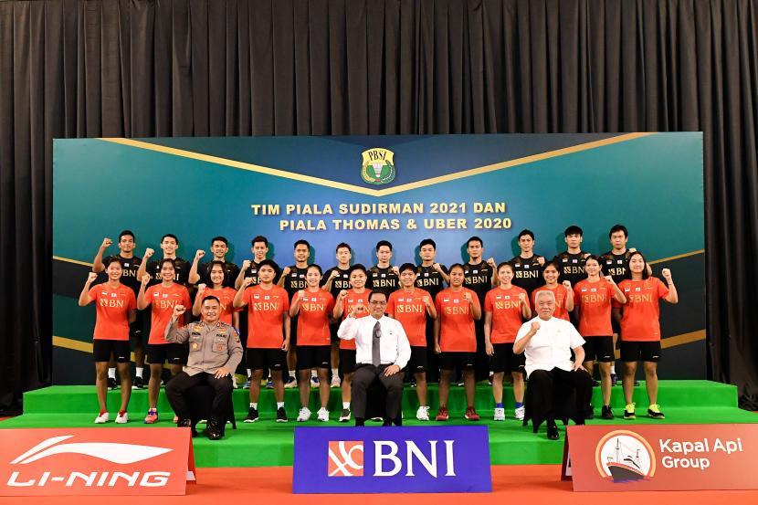 ketua-umum-pbsi-agung-firman-sampurna-tengah-bawah-bersama-tim-piala-sudirman-dan-thomas-uber.jpg
