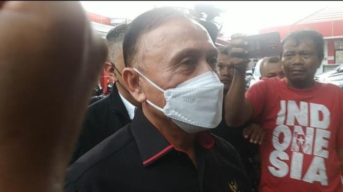 ketua-umum-pssi-mochamad-iriawan-atau-iwan-bule-di-polda-jatim.jpg