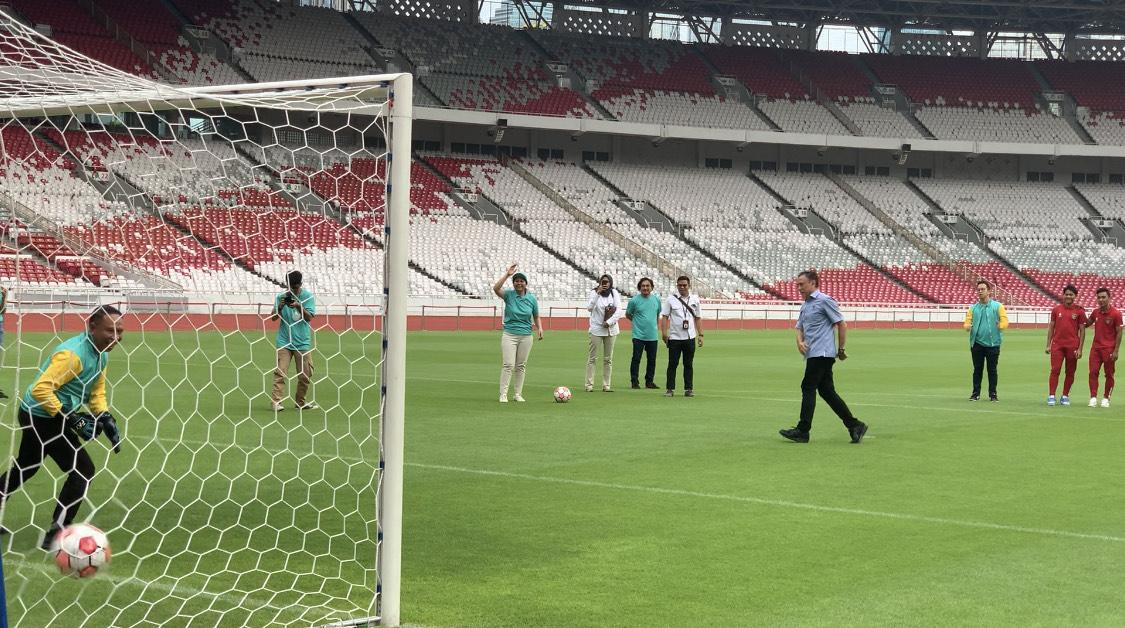 ketua-umum-pssi-mochamad-iriawan-melakukan-tendangan-penalti-ke-menpora-zainudin-amali.jpg