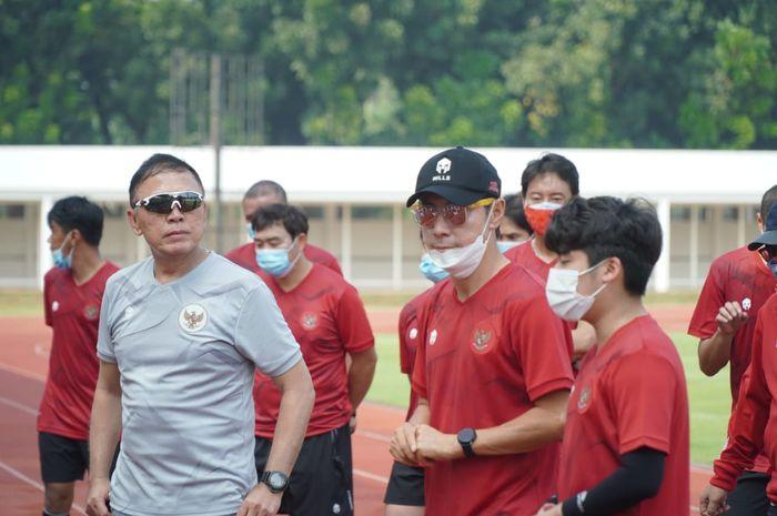 ketua-umum-pssi-mochamad-iriawan-menyaksikan-shin-tae-yong.jpg