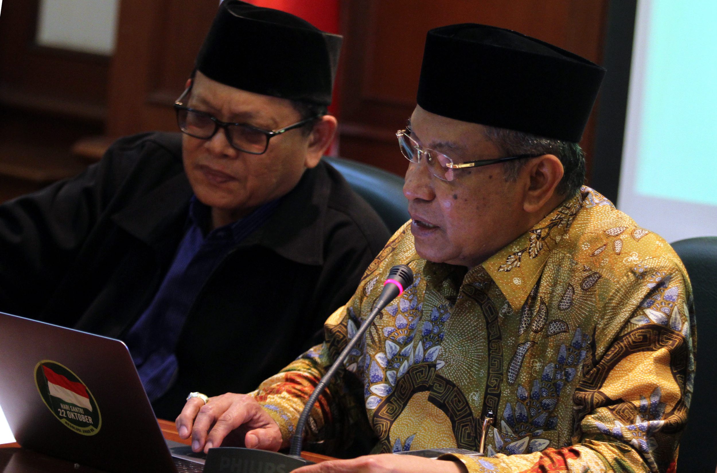 ketum-pbnu-said-aqil-siroj-didampingi-wakilnya-konpers_20161221_131232.jpg