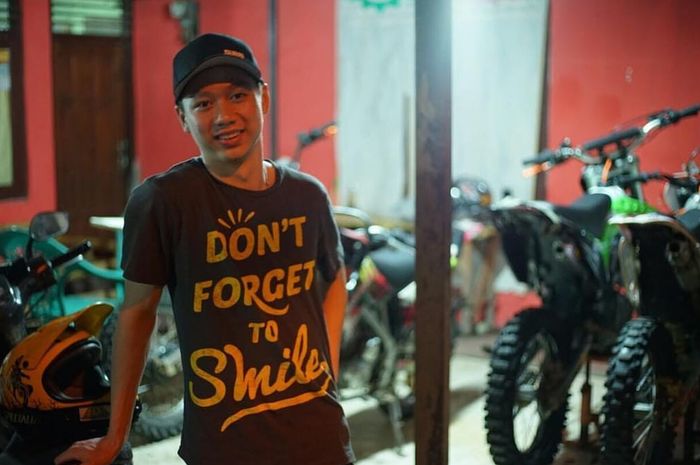 kevin-sanjaya-berpose-di-belakang-motor-trail_20180829_160812.jpg