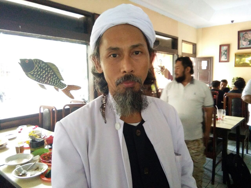 kh-fajar-laksana-pimpinan-pondok-pesantren-al-fath-sukabumi_20170810_132529.jpg
