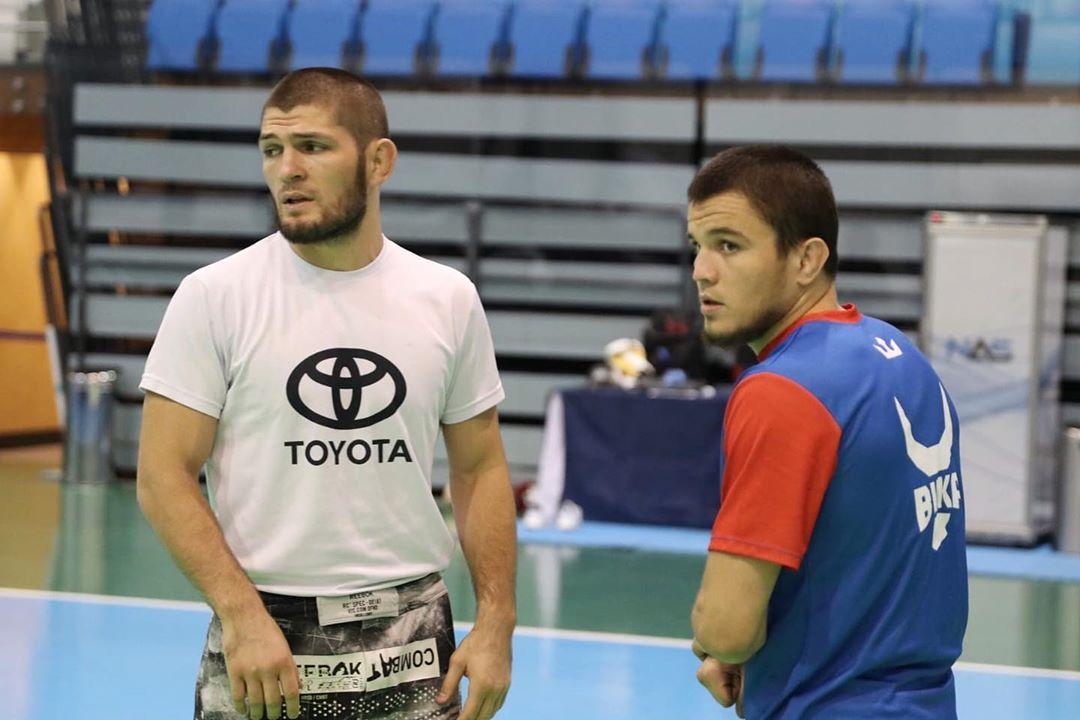 khabib-nurmagomedov-bersama-sepupunya-umar-nurmagomedov.jpg