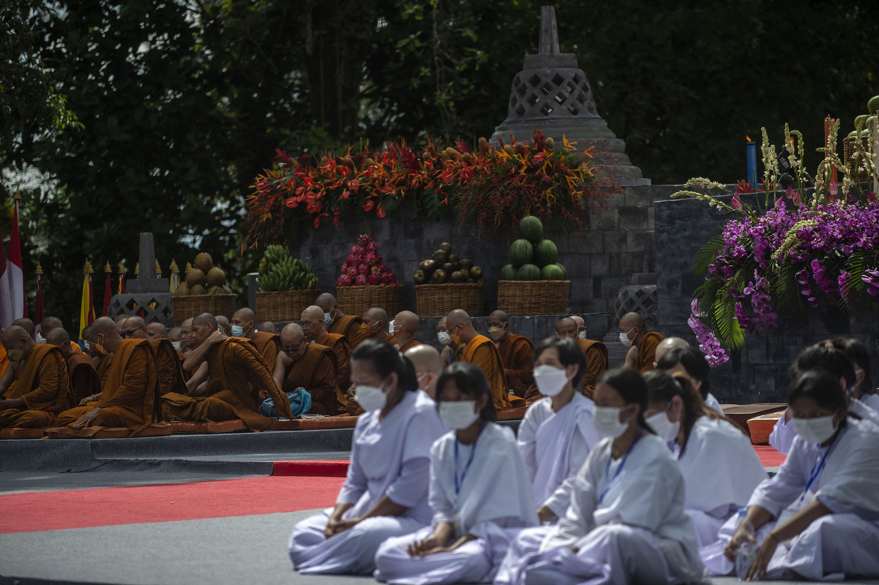 khidmat-perayaan-waisak-di-candi-borobudur_20220516_194709.jpg
