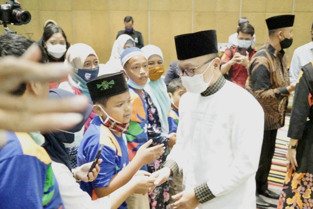 kil-ketua-mpr-ri-zulkifli-hasan-menyantuni-puluhan-a.jpg