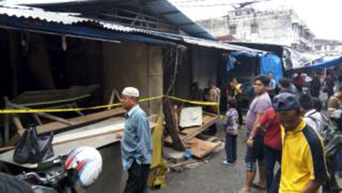 kios-baju-milik-murni-dibakar_20161025_105634.jpg