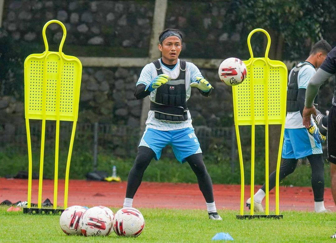 kiper-bhayangkara-solo-fc-wahyu-tri-nugroho-sedang-mengikuti-latihan-bersama.jpg